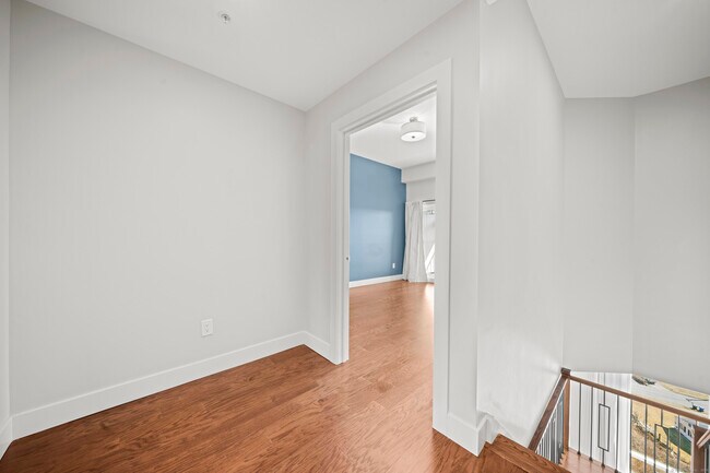 Building Photo - 586 W Thames St