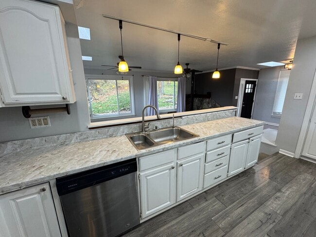 Building Photo - Spacious Private Oasis - 3 Bedroom 2 Bathroom House in Green Tree!