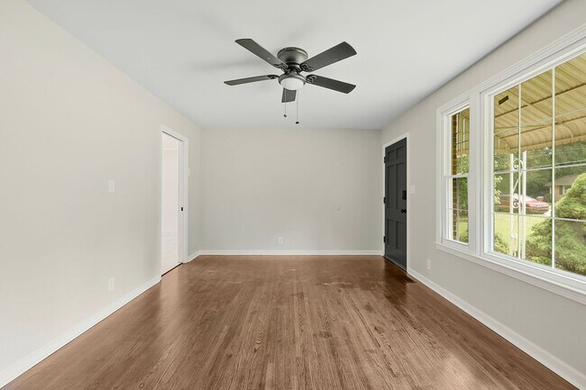 Building Photo - 3 Bedroom 2 Bath Home For Rent Near Downtown!