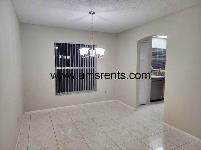 Building Photo - Spacious 3 bedroom 2 bath in Kissimmee