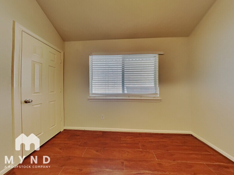 Building Photo - 807 Forest Star