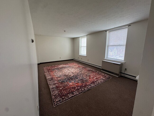 Building Photo - 17 Main St