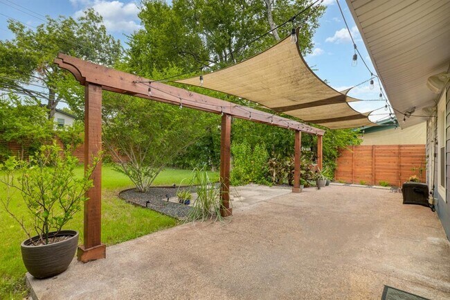 Building Photo - 1511 Fairfield Dr