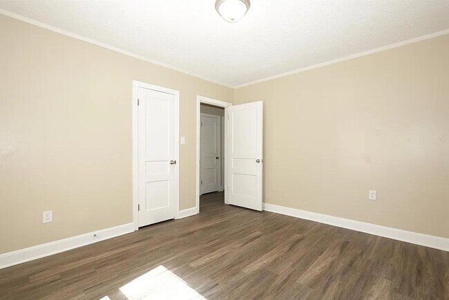 Building Photo - 93 E Fernwood Ave