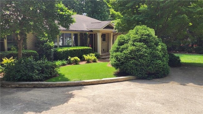 Building Photo - 4615 Mystic Dr NE