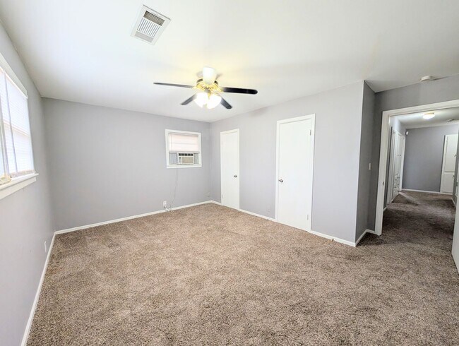 Building Photo - 3 Bed 2 Bath Move In Ready!