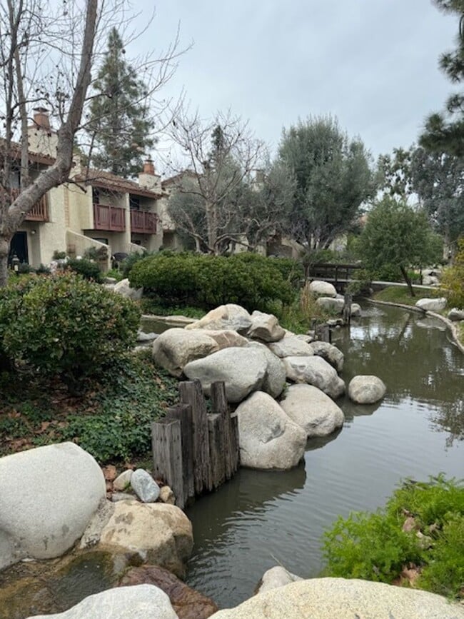 Building Photo - Serene 2 bedroom townhome