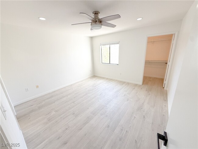 Building Photo - 950 Seven Hills Dr