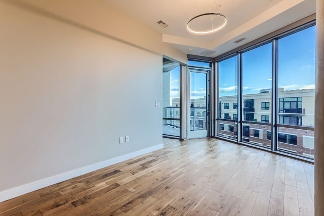 Building Photo - 1BD, 1.5BA Lakehouse Condo on the 6th Floor