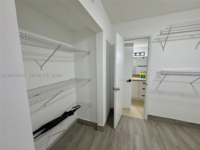 Building Photo - 1591 NE Miami Gardens Dr