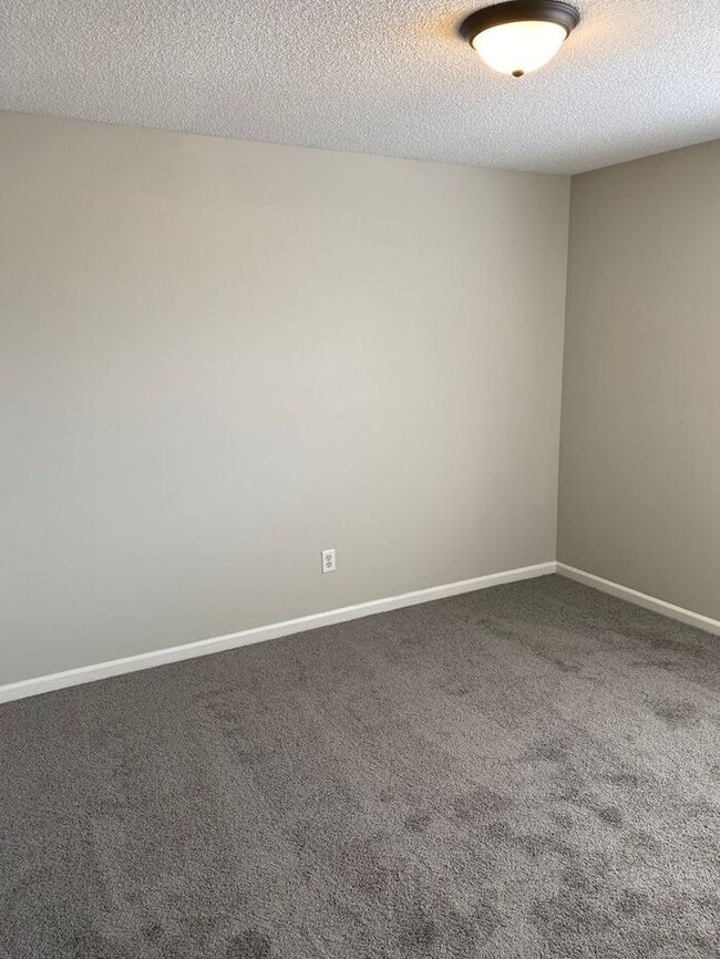 Building Photo - You can't miss this DEAL!