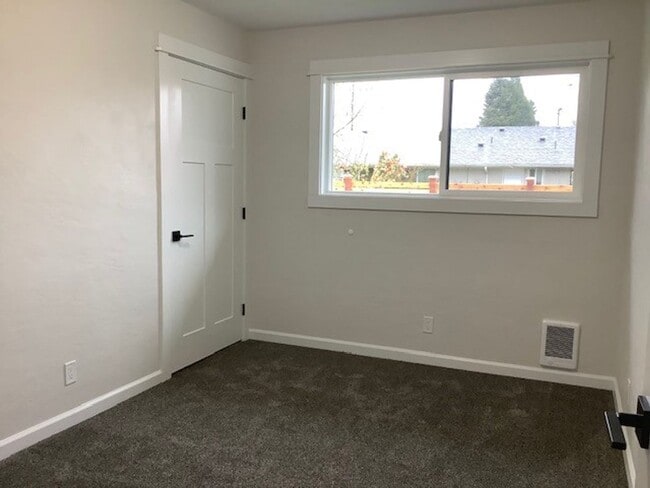 Building Photo - 2077