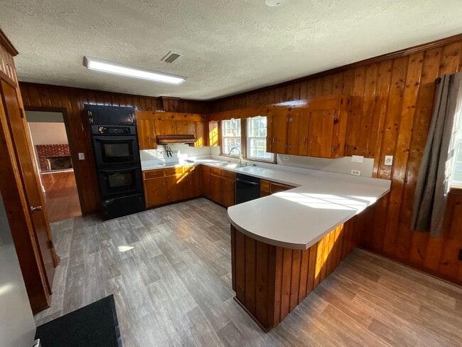 Building Photo - Spacious 3/2 in Greenwood with Everything Included