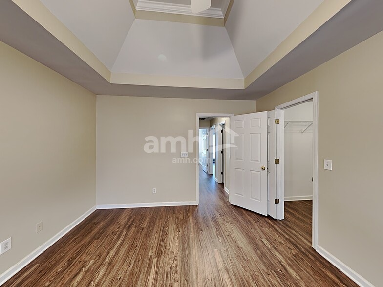 Building Photo - 201 Red Oak Ln