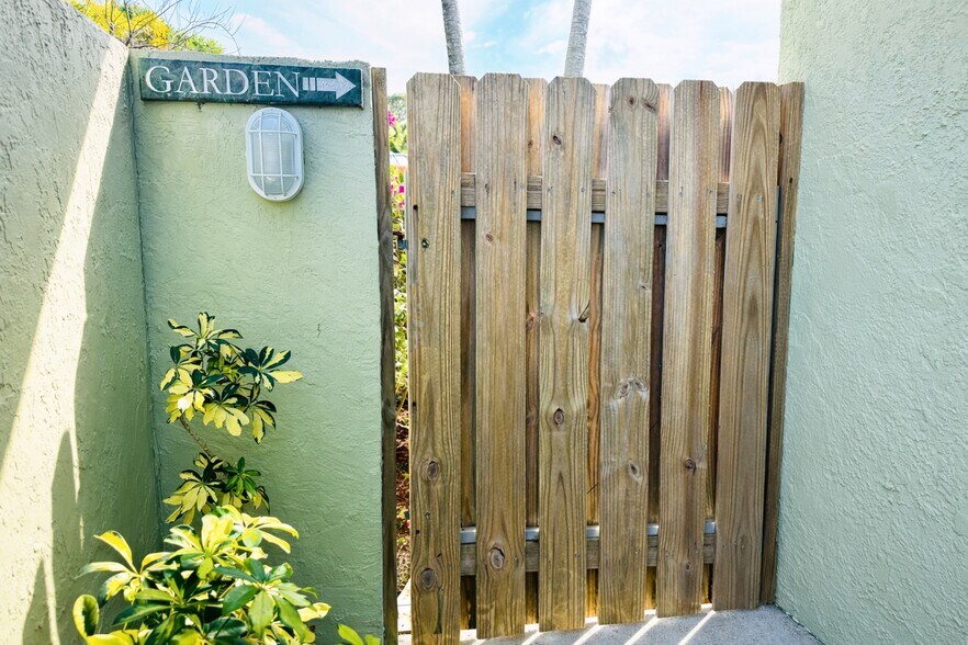 Building Photo - 1012 NE 17th Ct