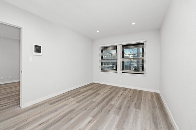 Building Photo - HILLCREST GREAT RENOVATED ONE BEDROOM APARTMENT.