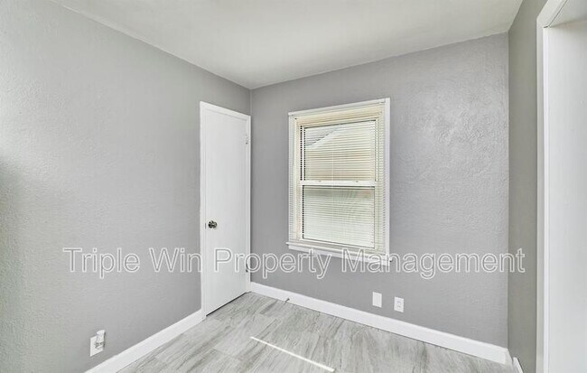 Building Photo - 9823 Meadowview Dr