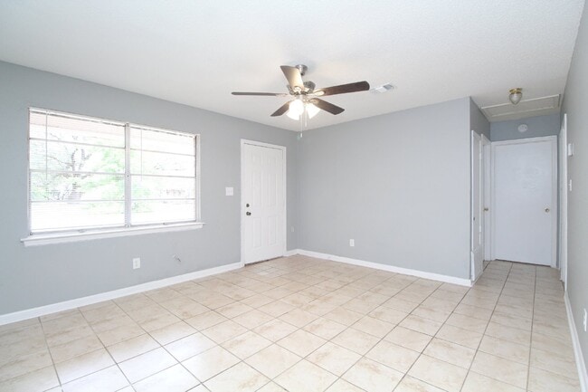 Building Photo - 1/2 Off First Month's Rent – 2BR Duplex in...