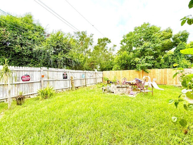 Building Photo - Bright & cozy 2bedroom 1bath home with out...