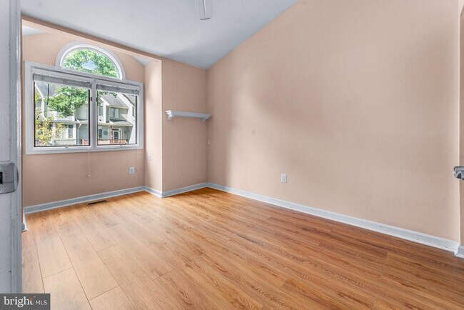 Building Photo - 5095 Columbia Rd