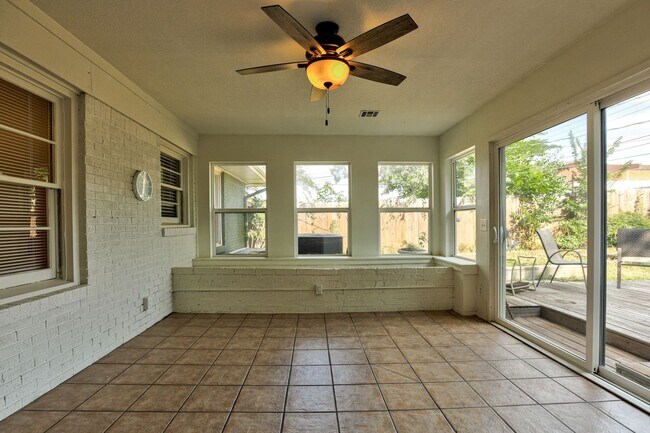 Building Photo - * * * $750 MOVE-IN SPECIAL!!! * * * Charmi...