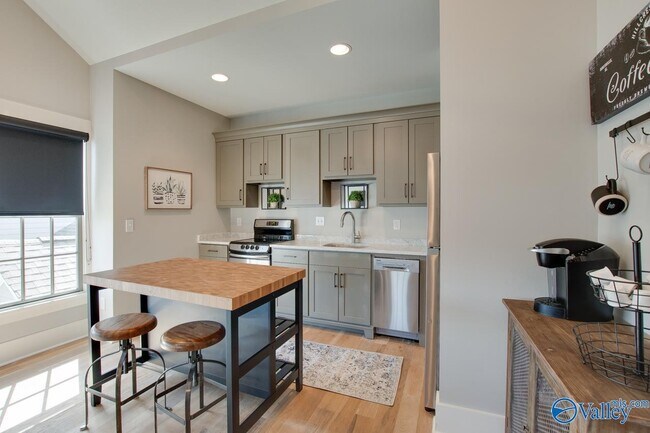 Building Photo - 32 Hillcrest Ave NW