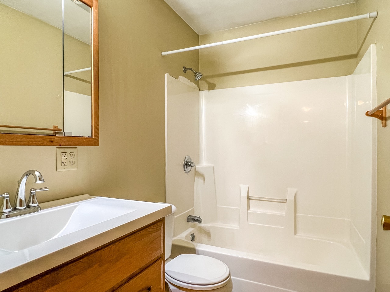 Upstairs bathroom - 2216 Longyear Ave