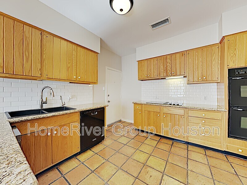 Building Photo - 402 Tuam St