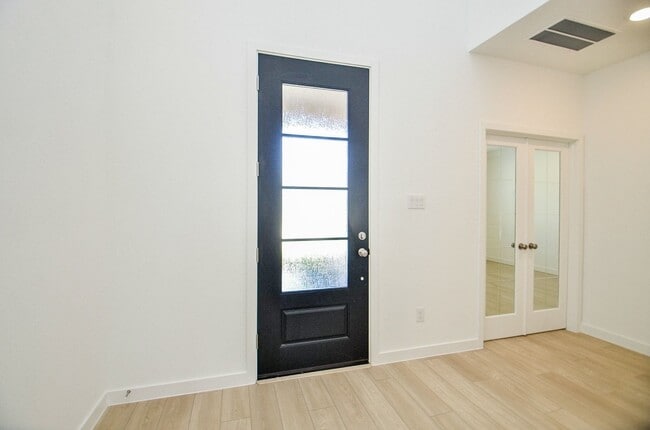 Building Photo - 2708 Pne Blf Dr