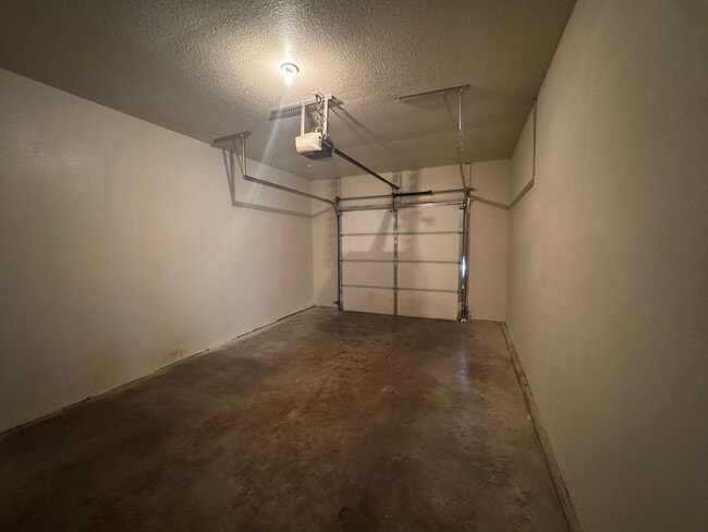 Building Photo - 3 Bed 2 Bath Duplex To Include Single Car ...