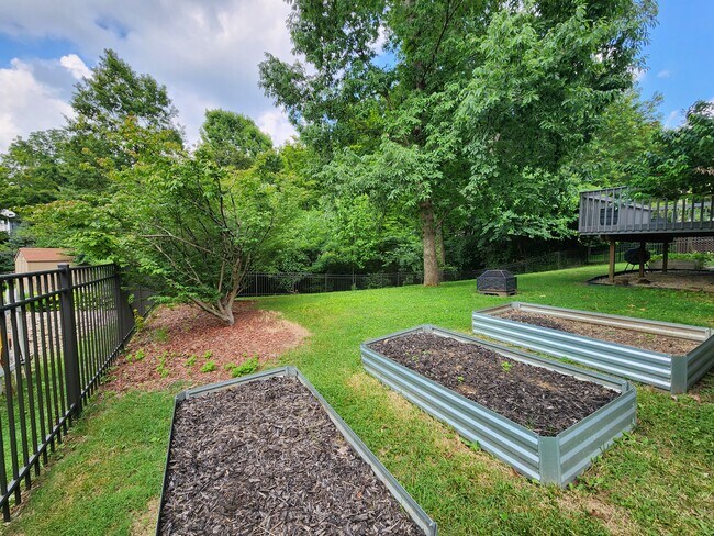 Building Photo - 720 Woodfield Dr