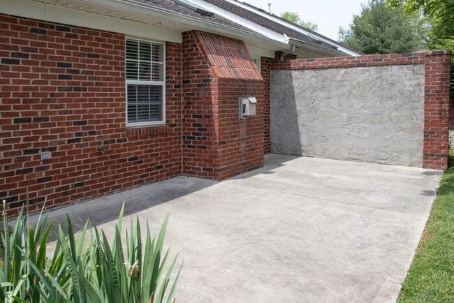 Building Photo - Updated 2BR 2.5BA Home w/ Lake Access • New Countertops • Patio in Farragut