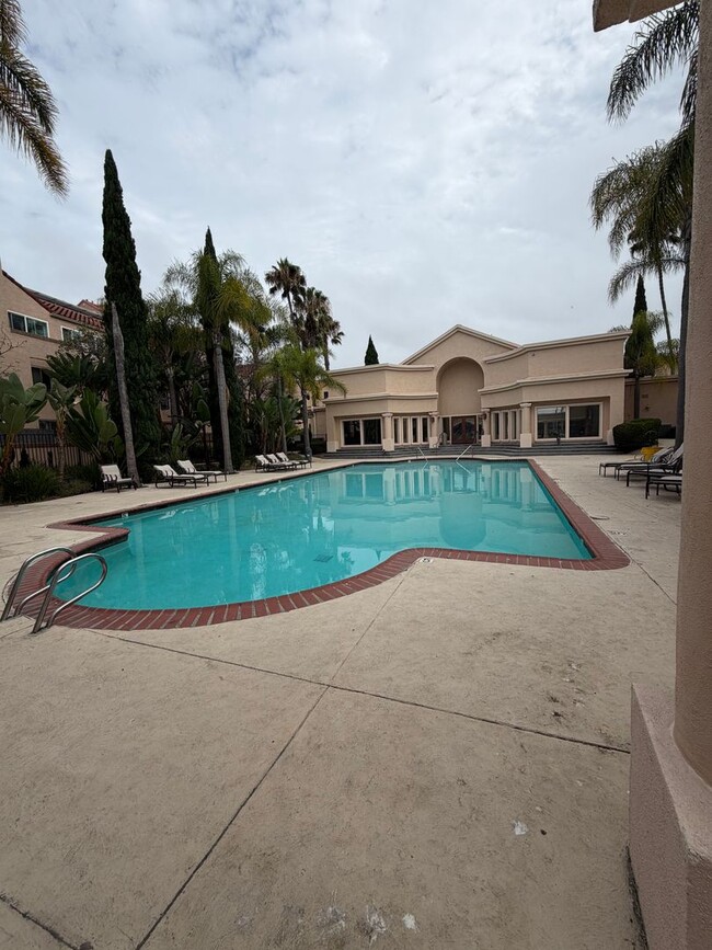 Building Photo - Spacious 2 Bedroom, 2.5 Bath Two-Story Townhome UTC