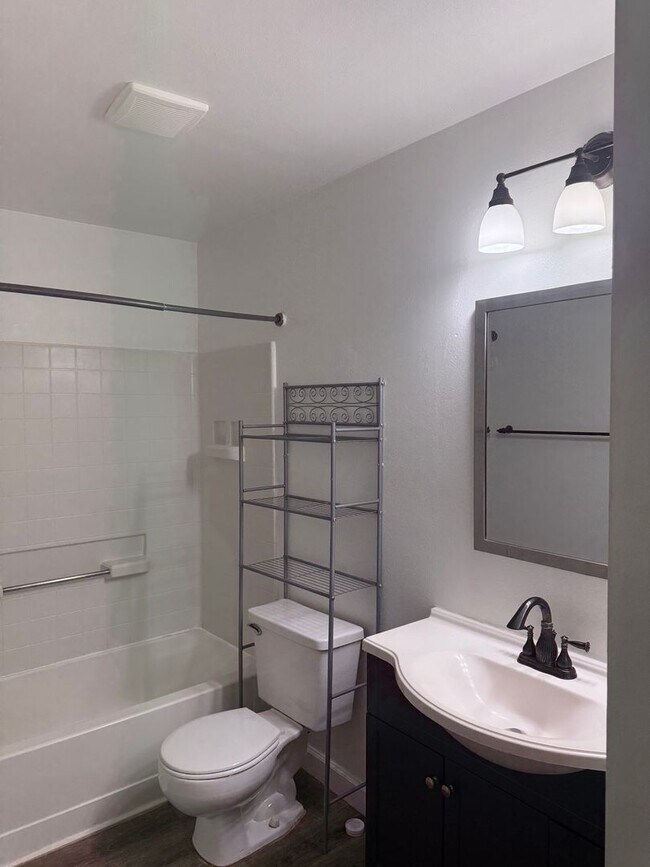 Building Photo - 3827 Bay Club Cir