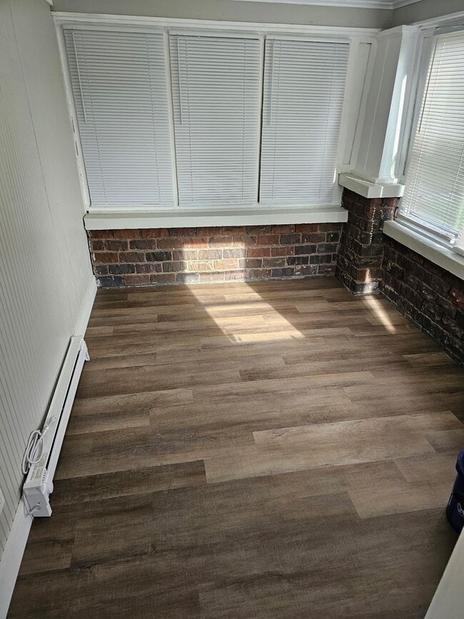 Building Photo - For Rent: 2 Bed 1 Bath with Fence + 1 Gar Garage + Deck!