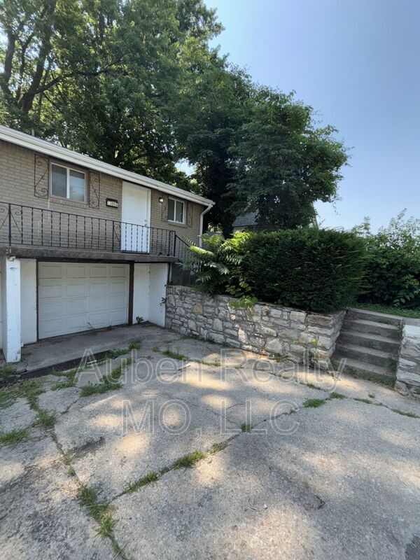 Primary Photo - 1300 S Appleton Ave