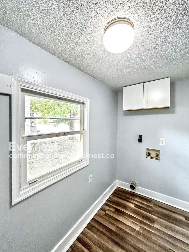 Building Photo - 3 Bed, 1 Bath Home with Modern Comforts / ...
