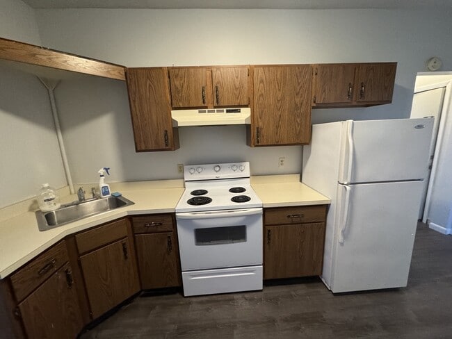 Building Photo - 731 Main St