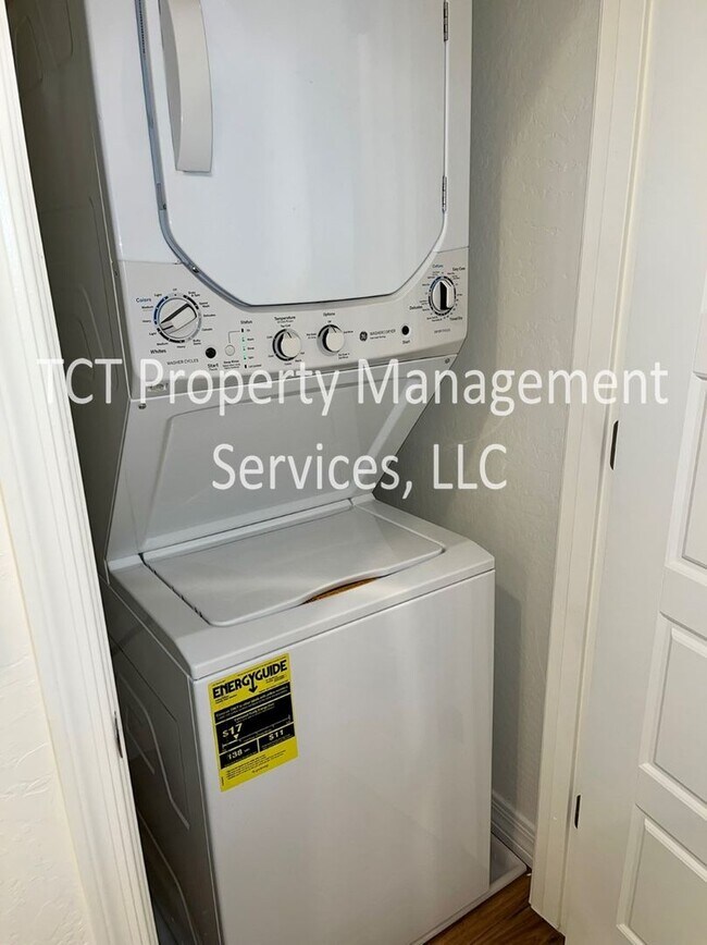 Building Photo - Beautiful Home In Gilbert Lake Community!