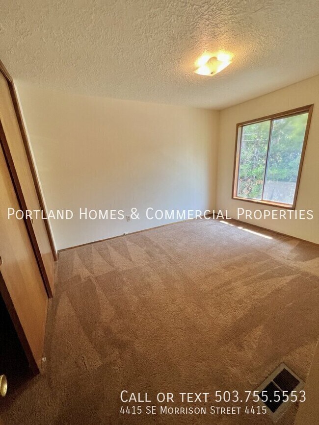 Building Photo - 2 bedroom townhome, close to transportation