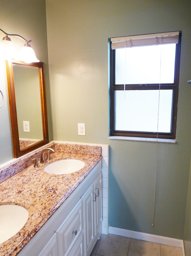 Master Bath Double Sink En Suite - 1510 Oriole St