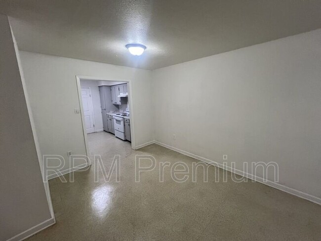 Building Photo - 2150 N Sherwood Forest Dr