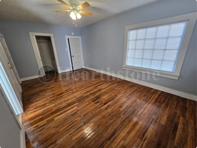 Building Photo - 312 S Avenue B