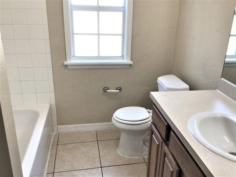 Building Photo - 245 Oak Run Ct