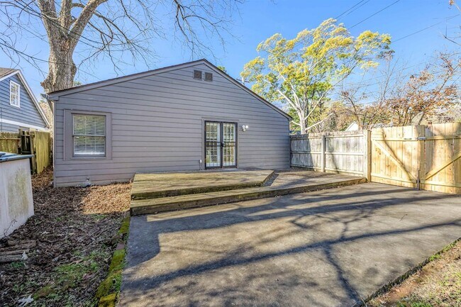 Building Photo - 672 Watson St