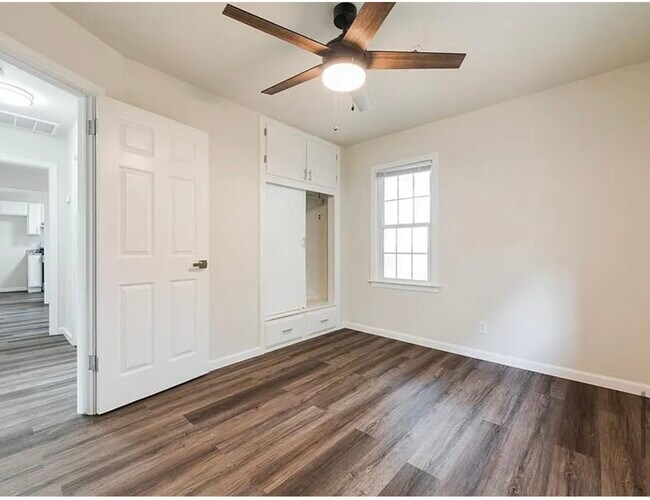 Building Photo - 2813 Pembroke Terrace