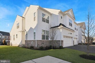 Building Photo - 10 Ladbroke Dr