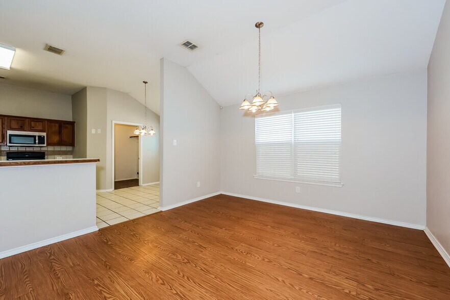 Building Photo - 3020 Meadowbrook Dr