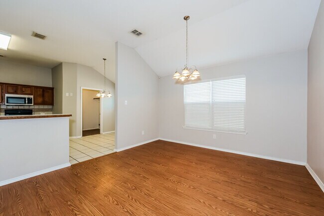 Building Photo - 3020 Meadowbrook Dr