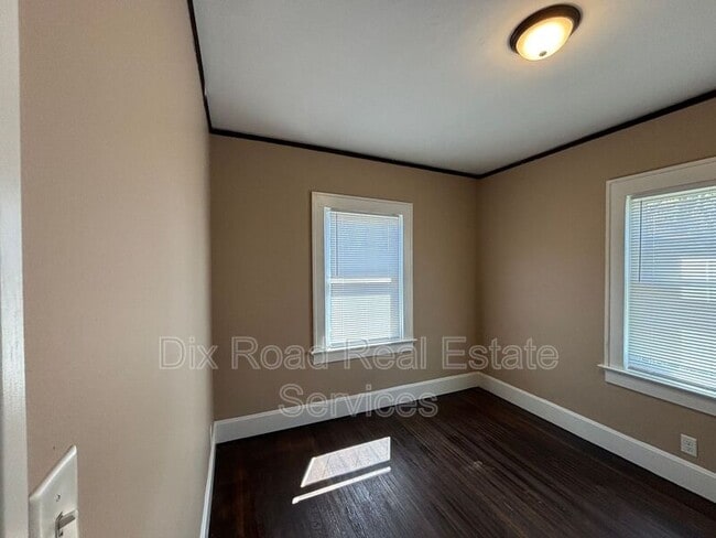 Building Photo - 307 N E St